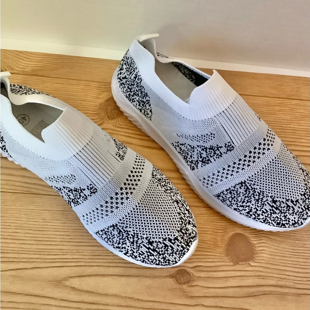 NWOT.  Women’s Slip On Shoes.    Size 10(40) - Picture 4 of 5